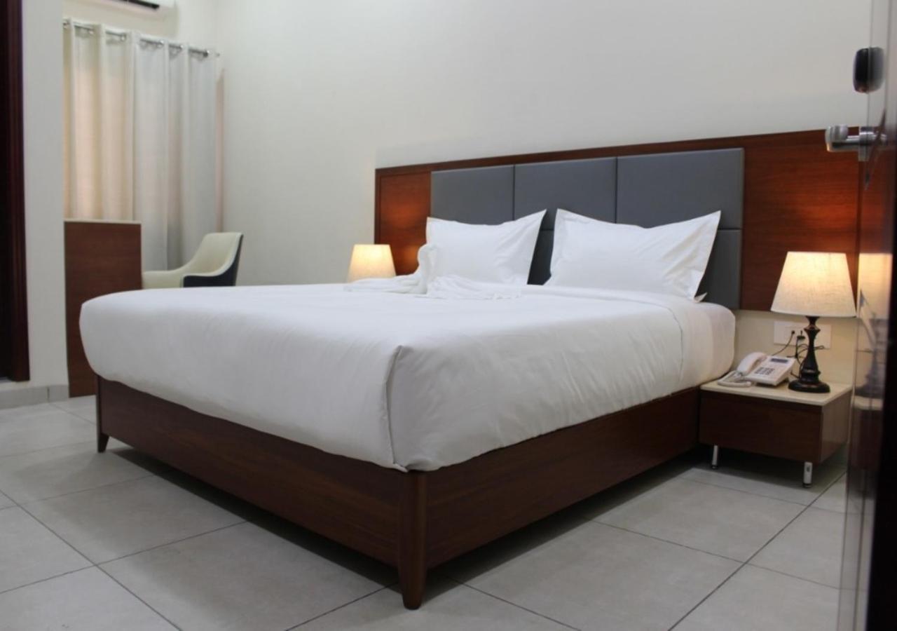 Ixoras Hotel Kinshasa Kültér fotó